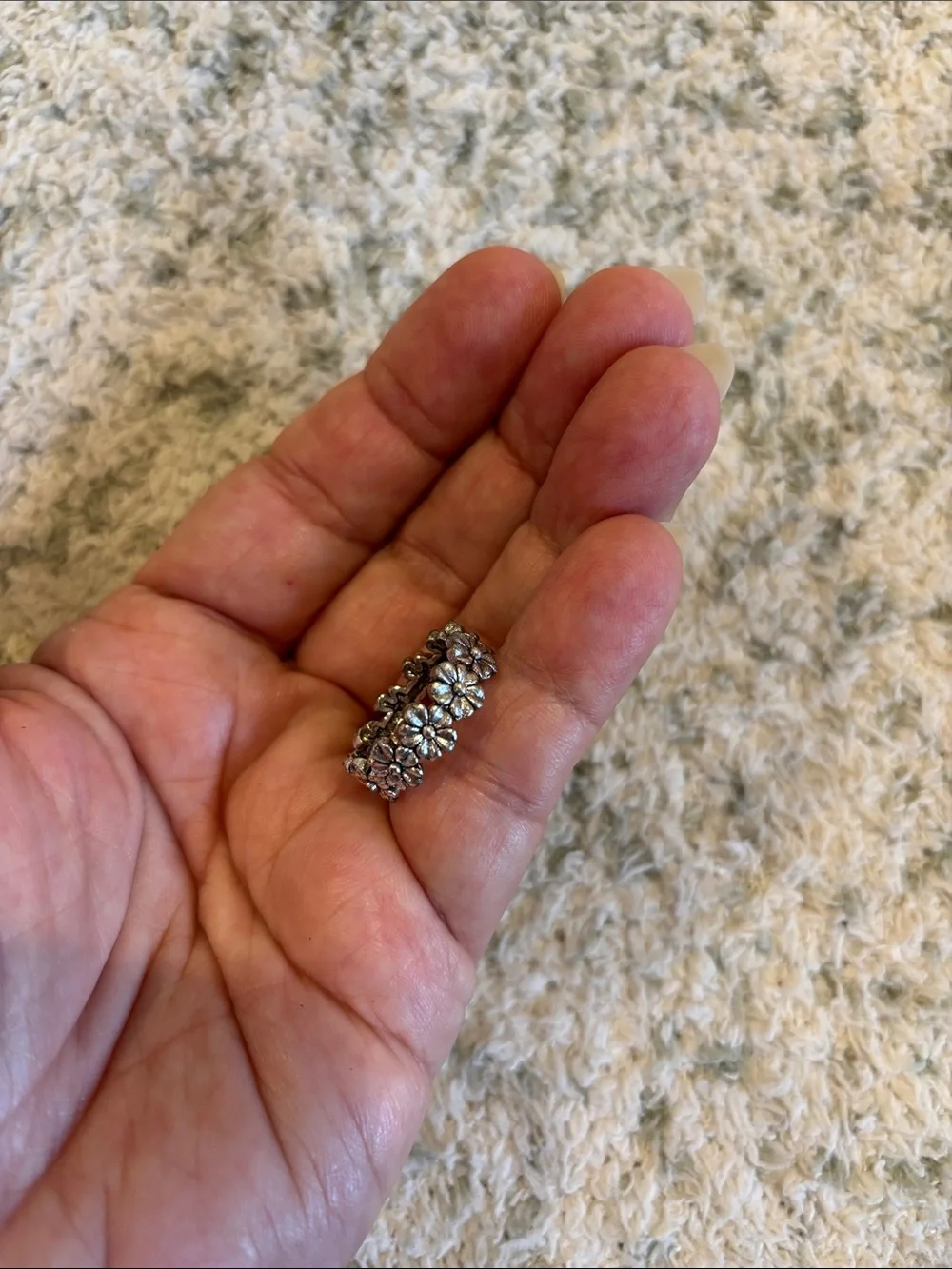 Dainty Silver Toned Daisies Floral Stackable Ring Size 7 NWT
